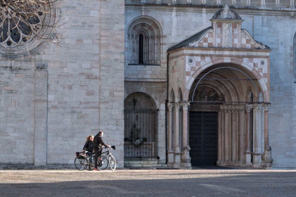 biciclette davanti al duomo di Trento